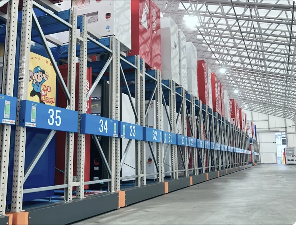 保管された機材が並んだ倉庫