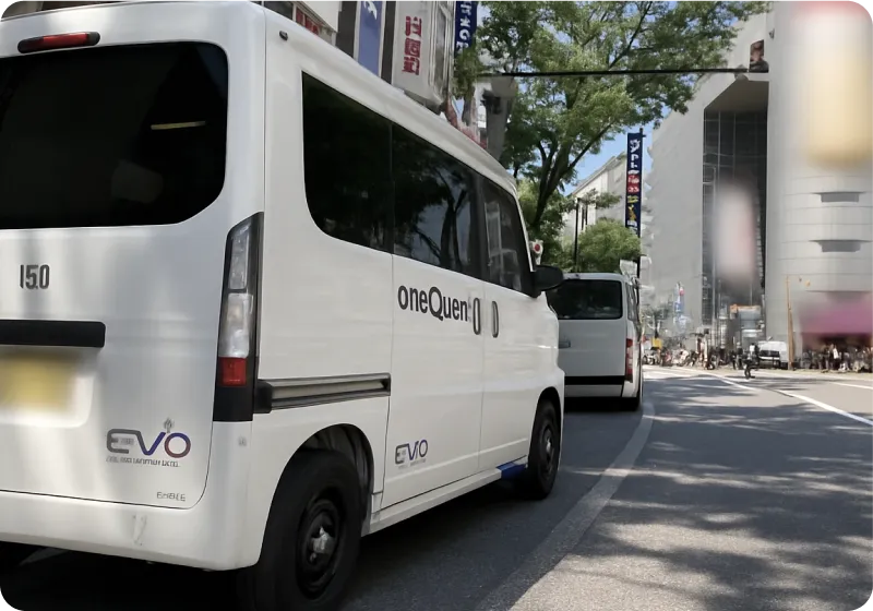 街を走るonEQuestの社用車
