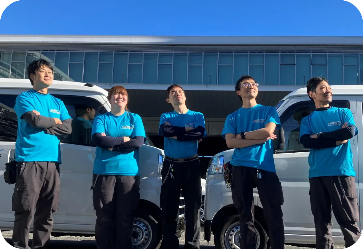 トラックのハンドルを握って笑う作業員