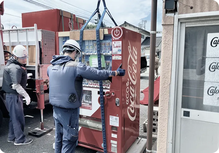 機材を設置する作業者