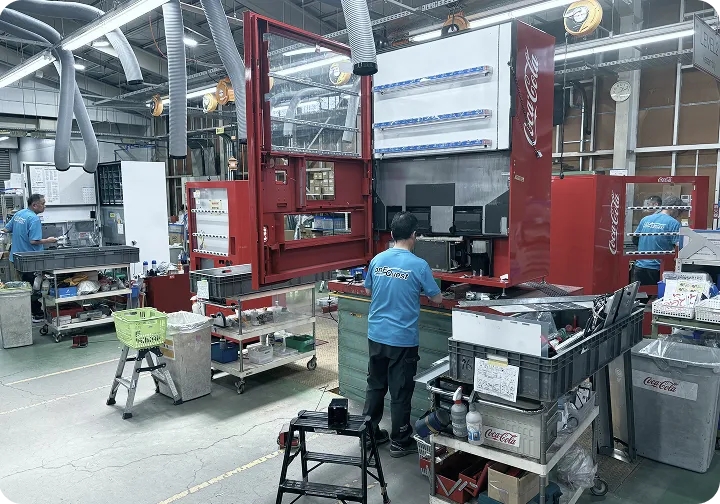 機材を整備する作業者