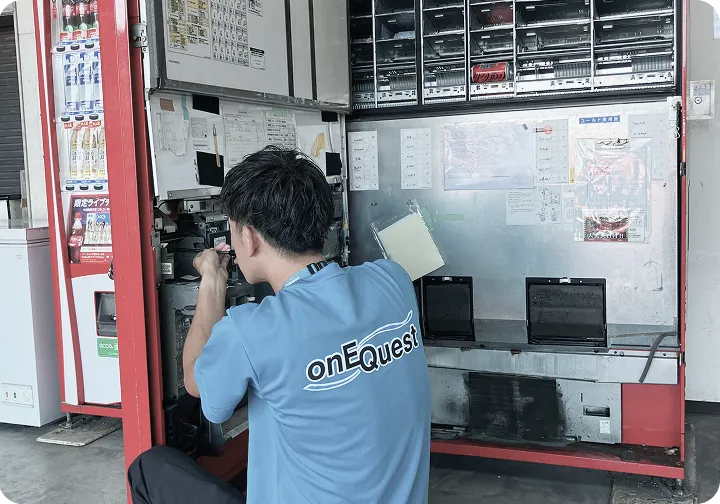 現地で機材の修理を行う作業者